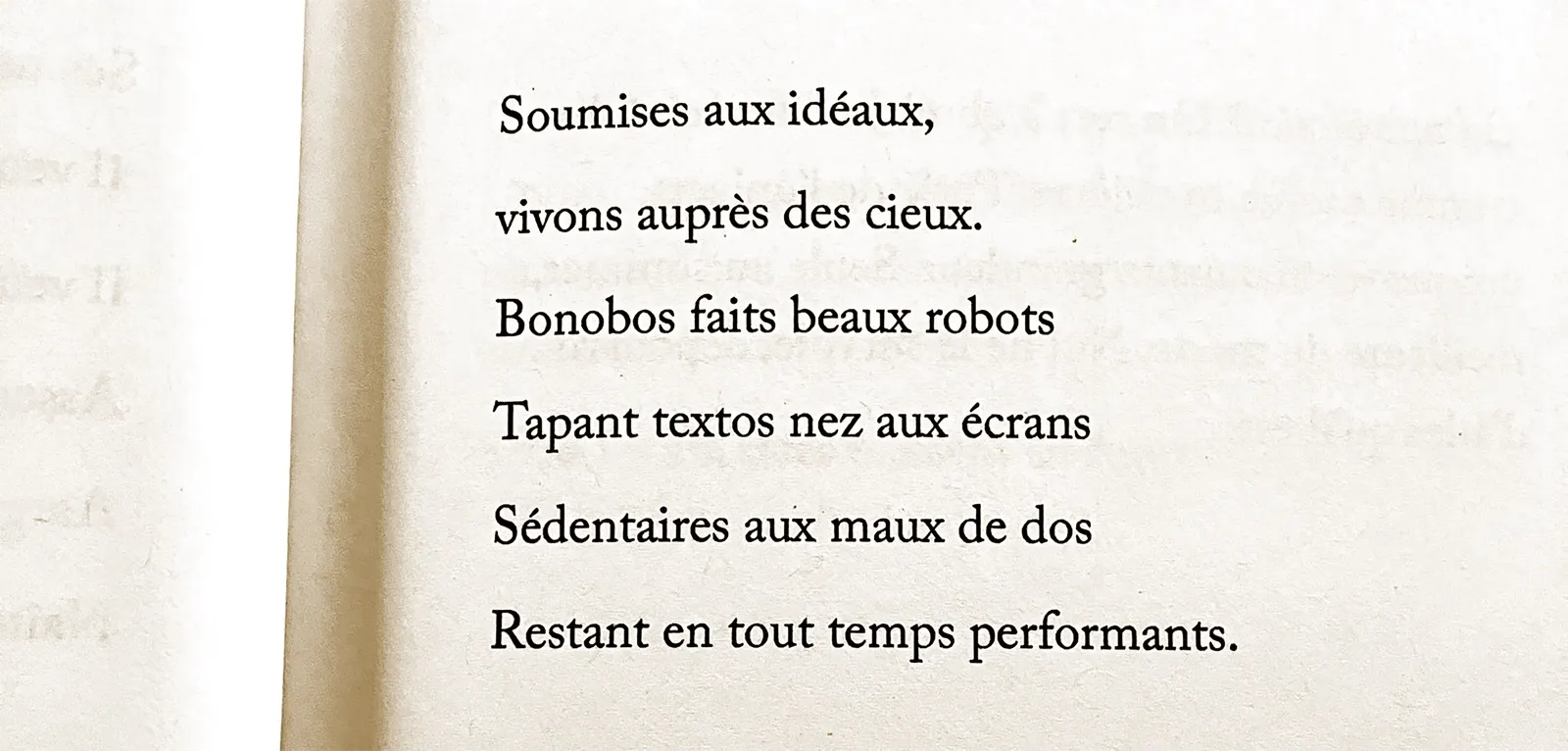 Page du livre, extrait en vers : « Soumises aux idéaux, vivons auprès des cieux. Bonobos faits beaux robots / Tapant textos nez aux écrans / Sédentaires aux maux de dos / Restant en tout temps performants. »